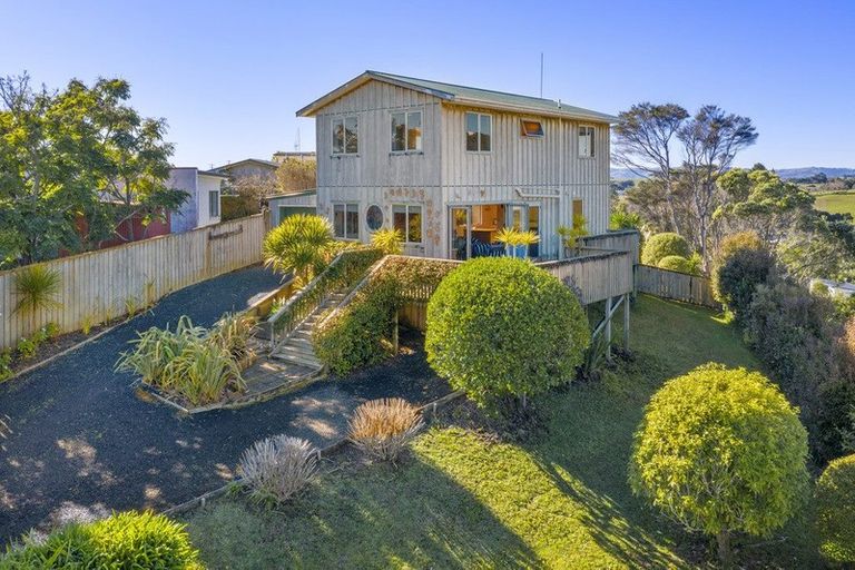Photo of property in 4 Robertson Street, Raglan, 3225