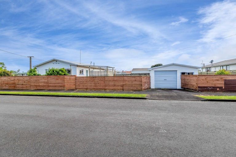 Photo of property in 2 Bone Crescent, Hawera, 4610