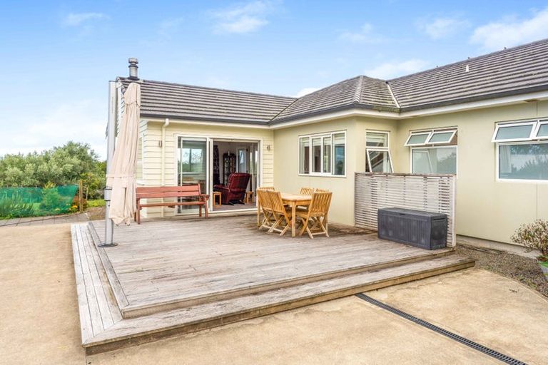 Photo of property in 32 Ketemaringi Way, Manakau, Levin, 5573