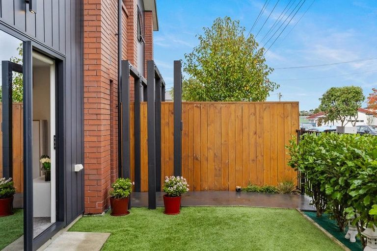 Photo of property in 2/19 Karamu Street, Te Atatu Peninsula, Auckland, 0610