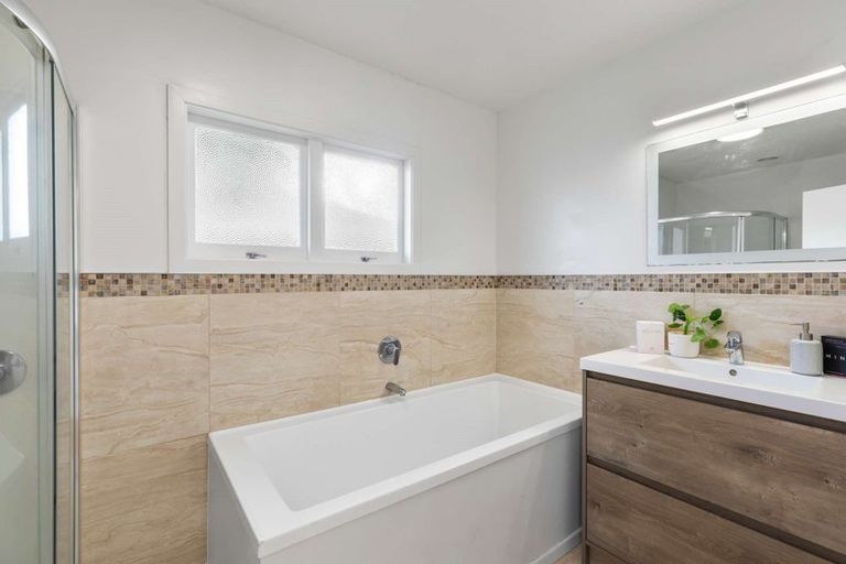 Photo of property in 1/93 Target Road, Totara Vale, Auckland, 0629