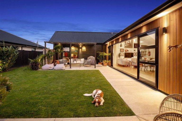 Photo of property in 2 Len Ireland Drive, Kumeu, 0810