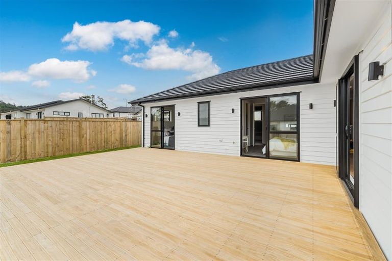 Photo of property in 22 Lewis Younie Road, Kumeu, 0810