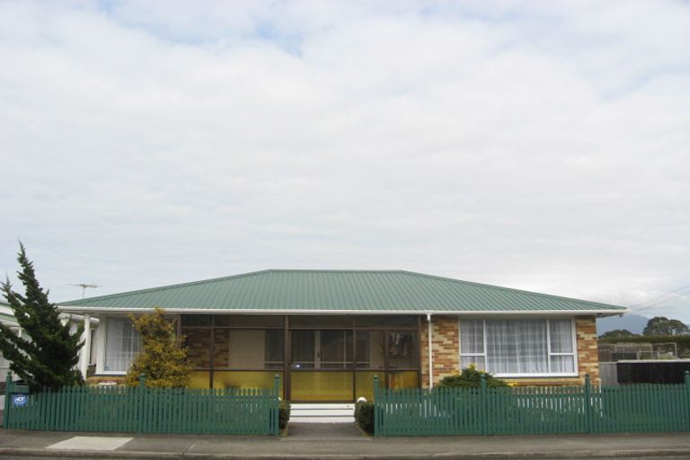 Photo of property in 6 Simons Street, Moturoa, New Plymouth, 4310