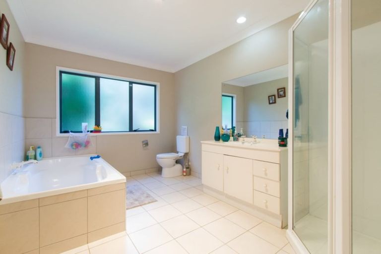 Photo of property in 84 Point View Drive, East Tamaki Heights, Auckland, 2016