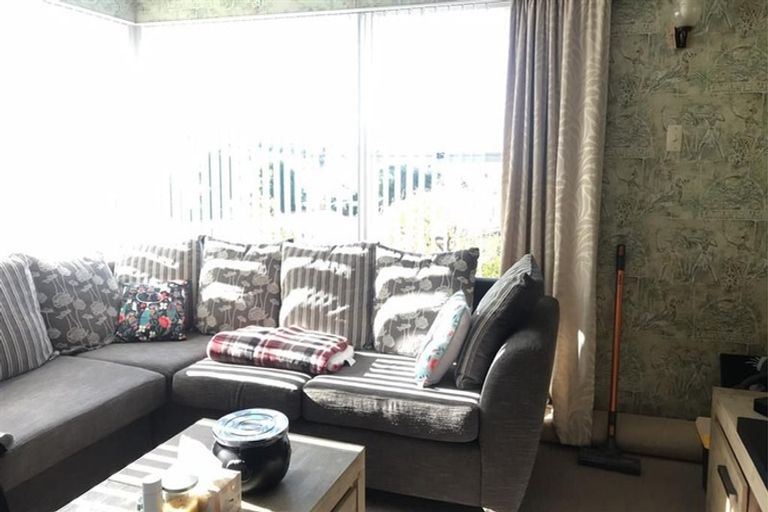 Photo of property in 21 Montana Avenue, Murrays Bay, Auckland, 0630