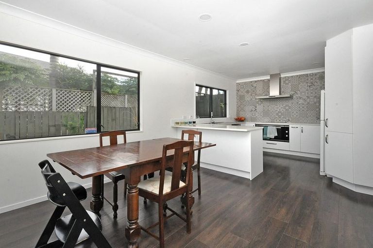 Photo of property in 1/16 Glucina Avenue, West Harbour, Auckland, 0618
