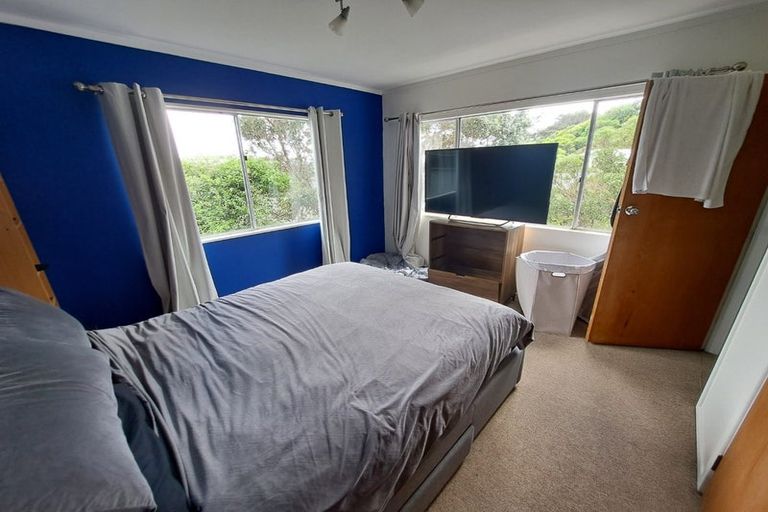 Photo of property in 33 Omega Street, Newlands, Wellington, 6037