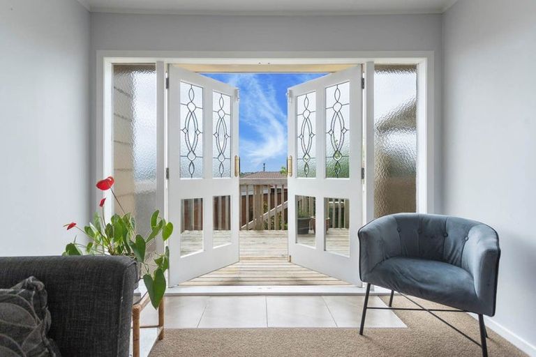 Photo of property in 11 Denver Avenue, Sunnyvale, Auckland, 0612