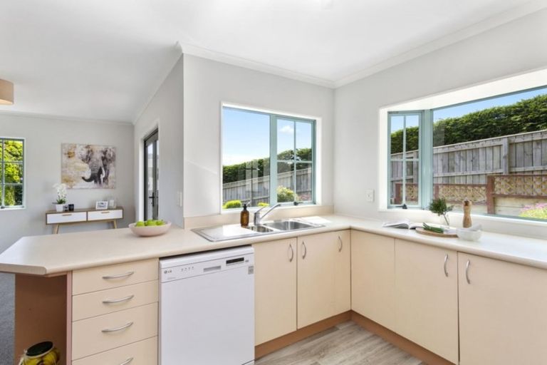 Photo of property in 128 Woodman Drive, Tawa, Wellington, 5028