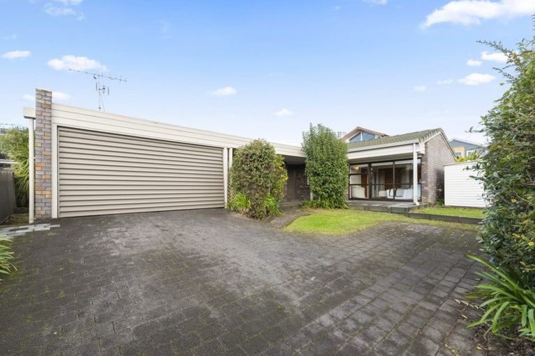 Photo of property in 487a Beach Road, Murrays Bay, Auckland, 0630