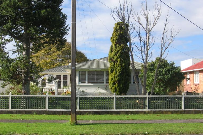 Photo of property in 13 Peachgrove Road, Te Atatu Peninsula, Auckland, 0610