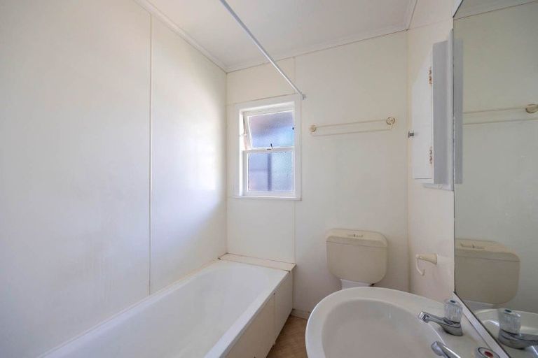 Photo of property in 1/6 Hillcrest Avenue, Hillcrest, Auckland, 0627