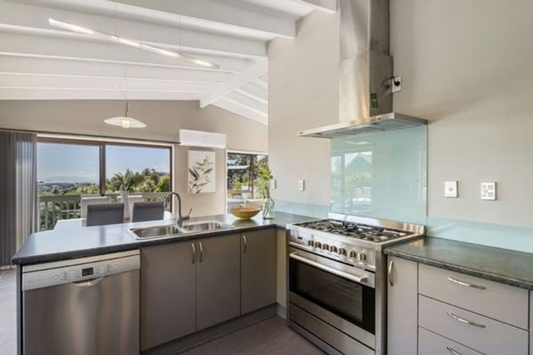 Photo of property in 9 Malters Place, Browns Bay, Auckland, 0630