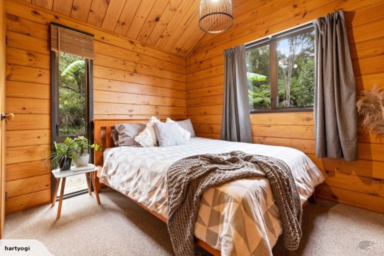 Photo of property in 52 Rauhuia Crescent, Parau, Auckland, 0604