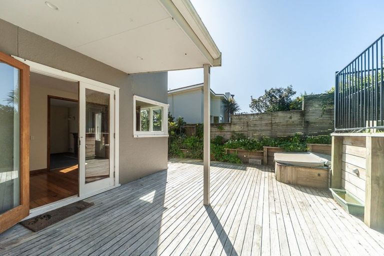 Photo of property in 35 Beacon Hill Road, Strathmore Park, Wellington, 6022