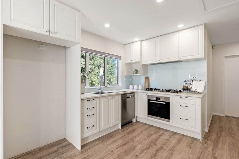 Photo of property in 6a Hiwihau Place, Glenfield, Auckland, 0629