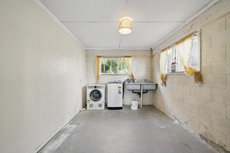 Photo of property in 18 Millbrook Road, Henderson, Auckland, 0612