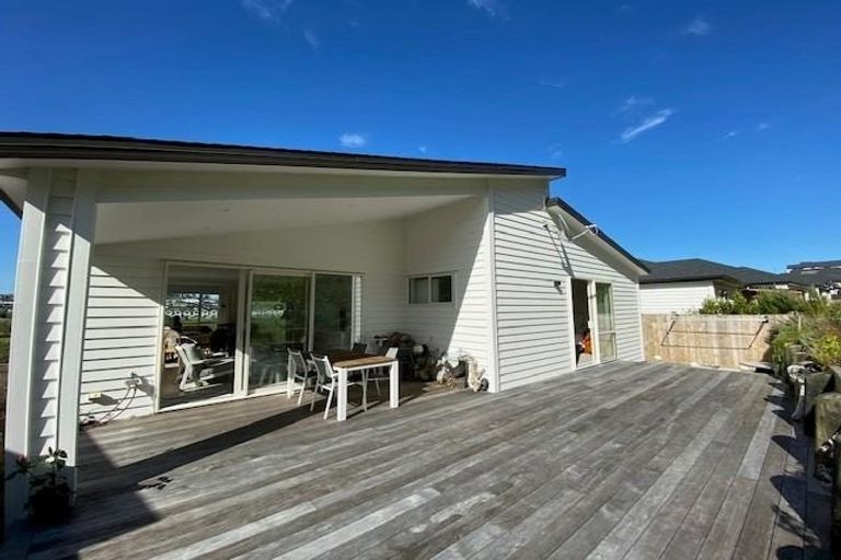 Photo of property in 138 Arran Point Parade, Orewa, 0931