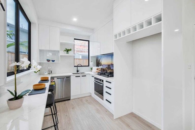 Photo of property in 4 Springbank Lane, Te Atatu Peninsula, Auckland, 0610