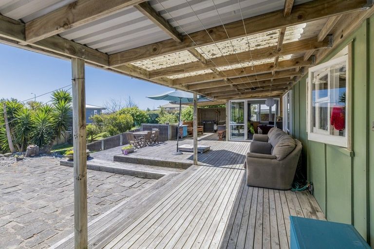 Photo of property in 15 Mahoe Street, Otaki Beach, Otaki, 5512