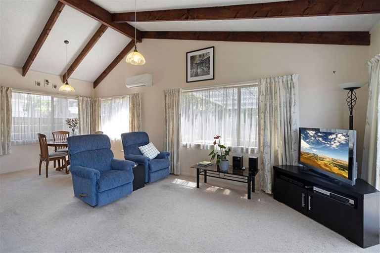 Photo of property in 3/86 Roberts Road, Te Atatu South, Auckland, 0610