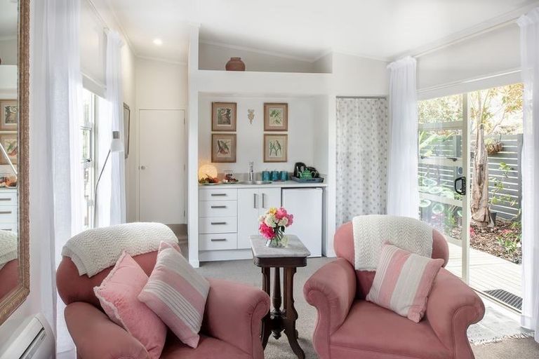 Photo of property in Apple Bnb, 3 Kaipatiki Rise, Haruru, 0204