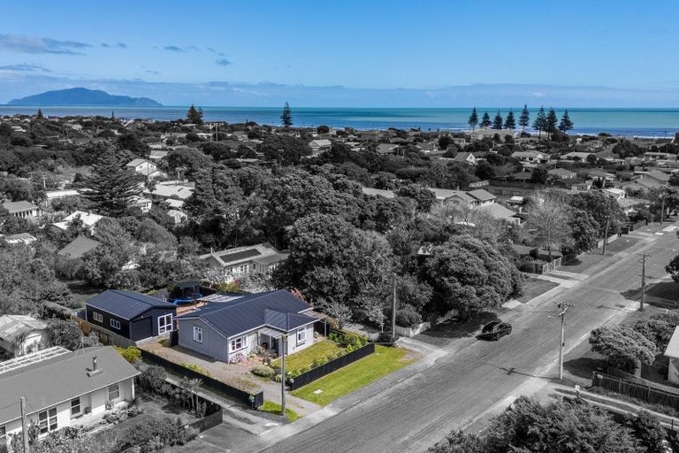Photo of property in 27 Toi Street, Otaki Beach, Otaki, 5512