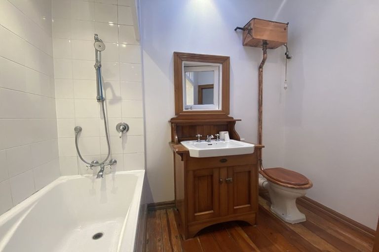 Photo of property in 21 Queen Street, Mount Victoria, Wellington, 6011