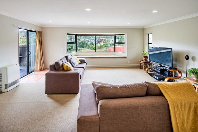 Photo of property in 3 Koukou Place, Normandale, Lower Hutt, 5010