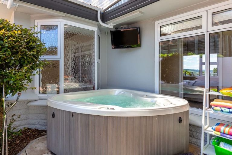 Photo of property in 2 Krissell Place, Acacia Bay, Taupo, 3330