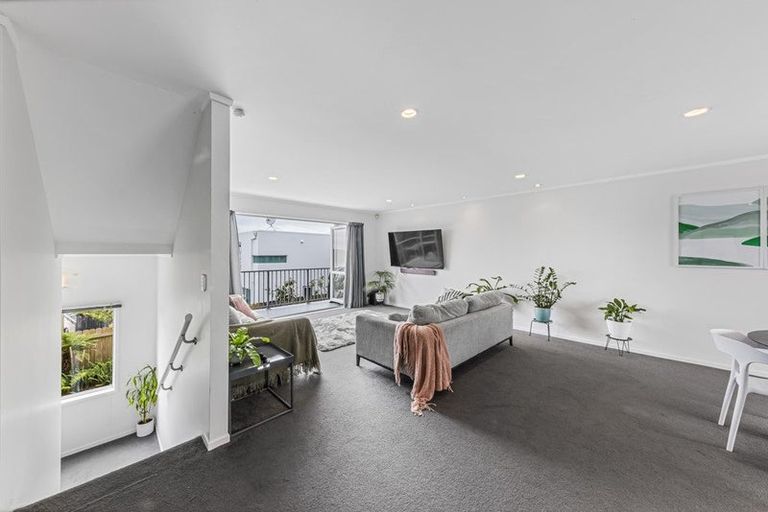 Photo of property in 2/143a Wiseley Road, West Harbour, Auckland, 0618