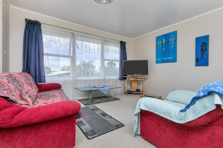 Photo of property in 1/32 Rosewarne Crescent, Glendene, Auckland, 0602
