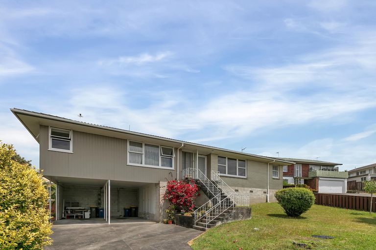 Photo of property in 1/32 Rosewarne Crescent, Glendene, Auckland, 0602