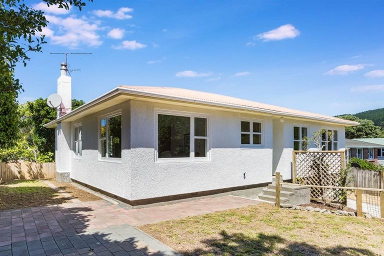 Photo of property in 35 Saint Johns Terrace, Tawa, Wellington, 5028