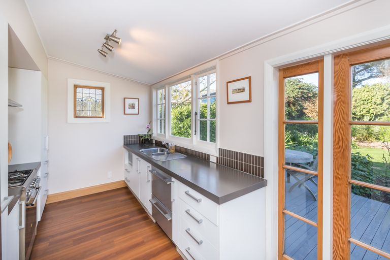 Photo of property in 92 Martin Avenue, Beckenham, Christchurch, 8023