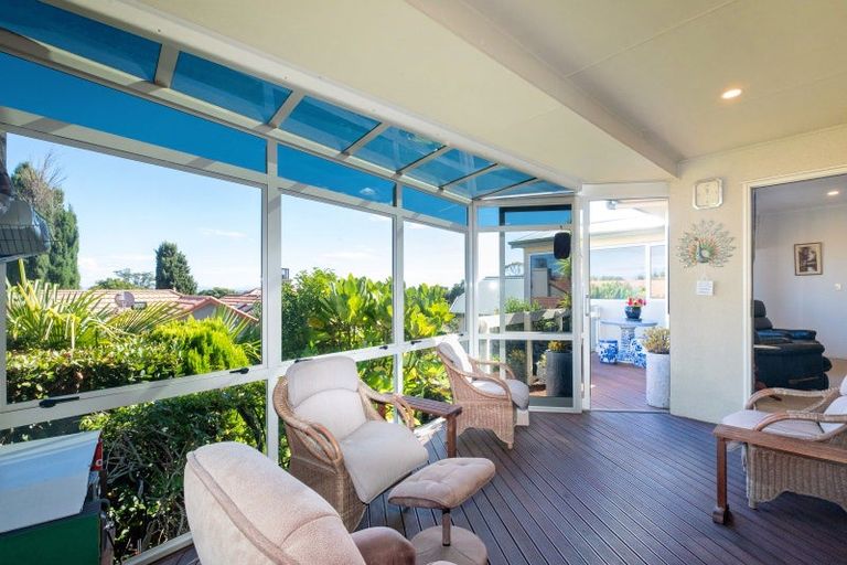 Photo of property in 16 Busby Hill, Havelock North, 4130