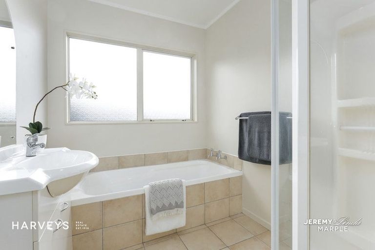 Photo of property in 13a West Lynn Road, Titirangi, Auckland, 0604