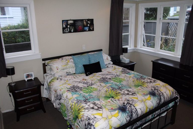 Photo of property in 21 Mexted Terrace, Tawa, Wellington, 5028