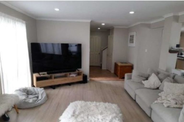 Photo of property in 2/26a Dallinghoe Crescent, Milford, Auckland, 0620