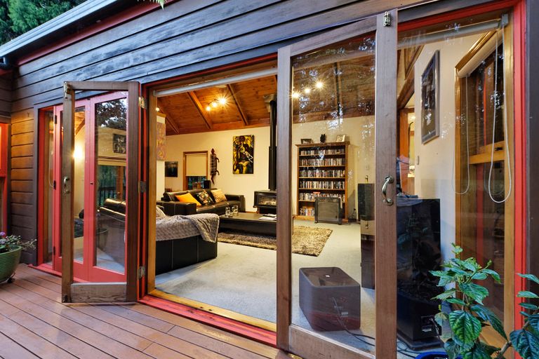 Photo of property in 16 Kauri Loop Road, Oratia, Auckland, 0604