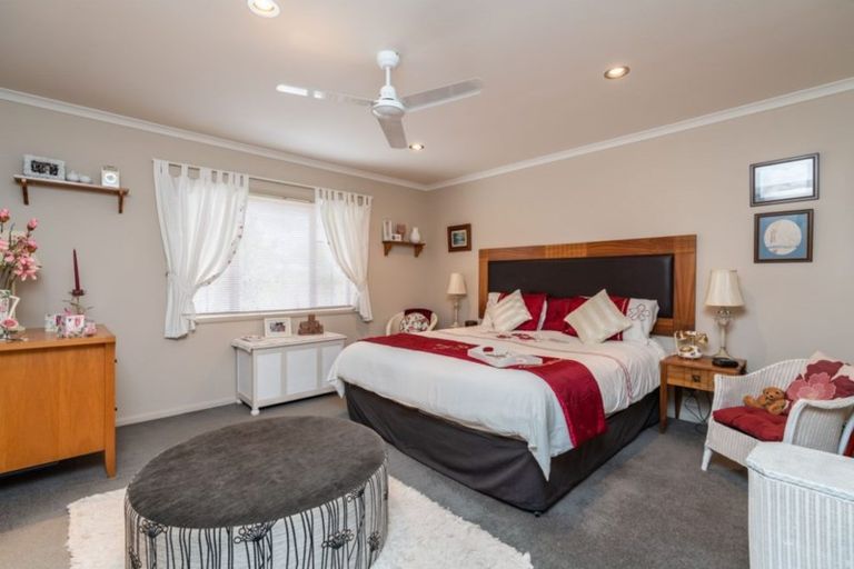 Photo of property in 12 Ngatiti Place, One Tree Point, 0118