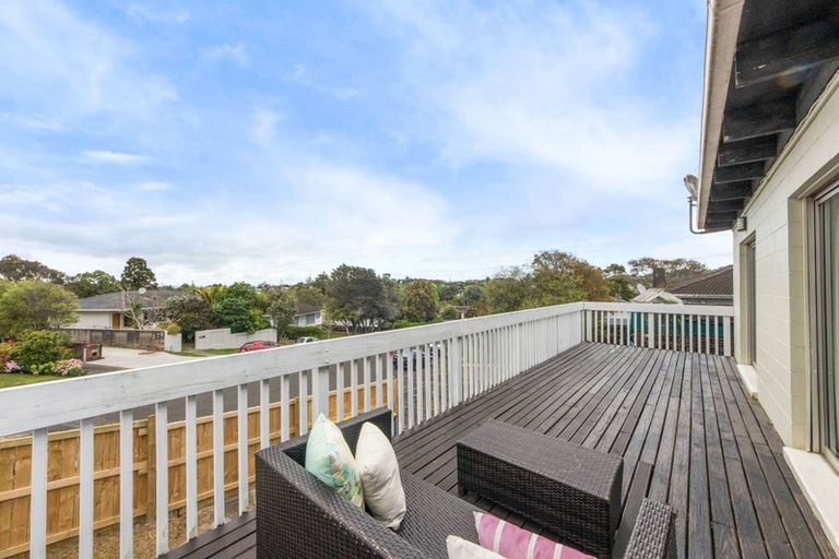 Photo of property in 10 Halcombe Place, Green Bay, Auckland, 0604