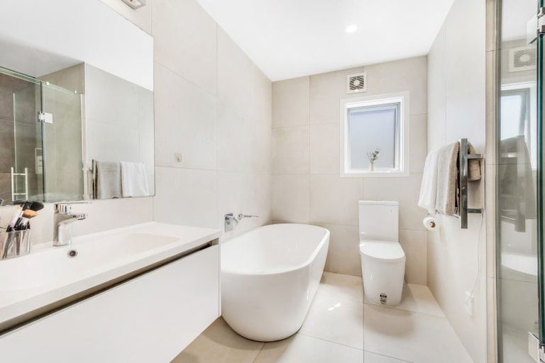 Photo of property in 4 Waihanga Way, Bucklands Beach, Auckland, 2014