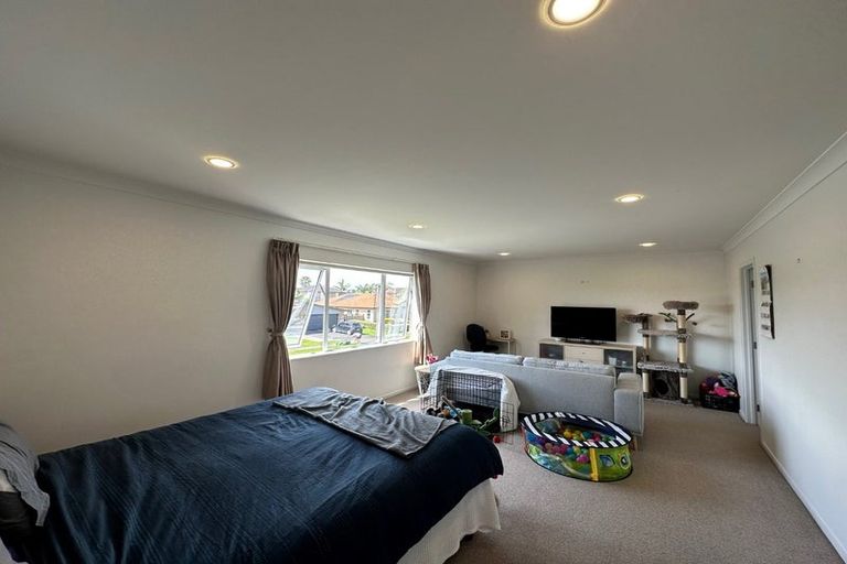 Photo of property in 1 Iwinuku Crescent, Wattle Downs, Auckland, 2103
