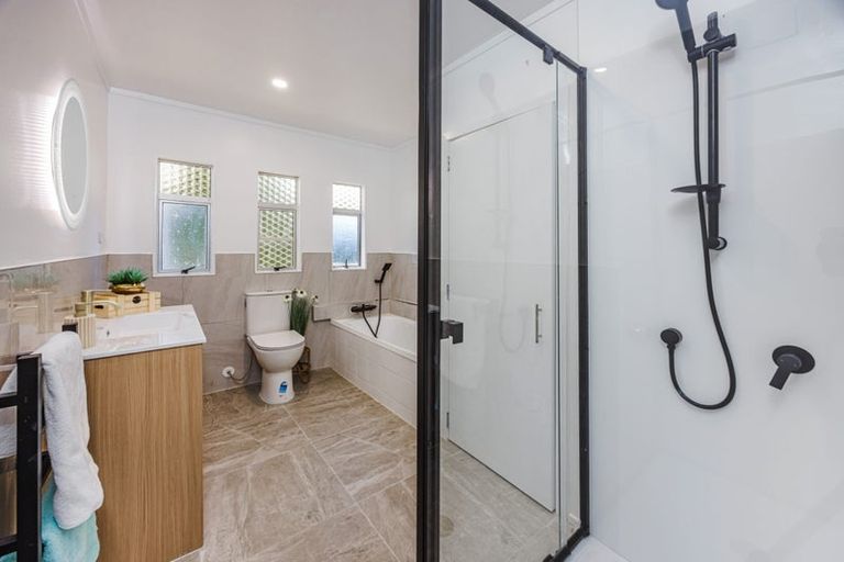 Photo of property in 4/89a Royal Road, Massey, Auckland, 0614