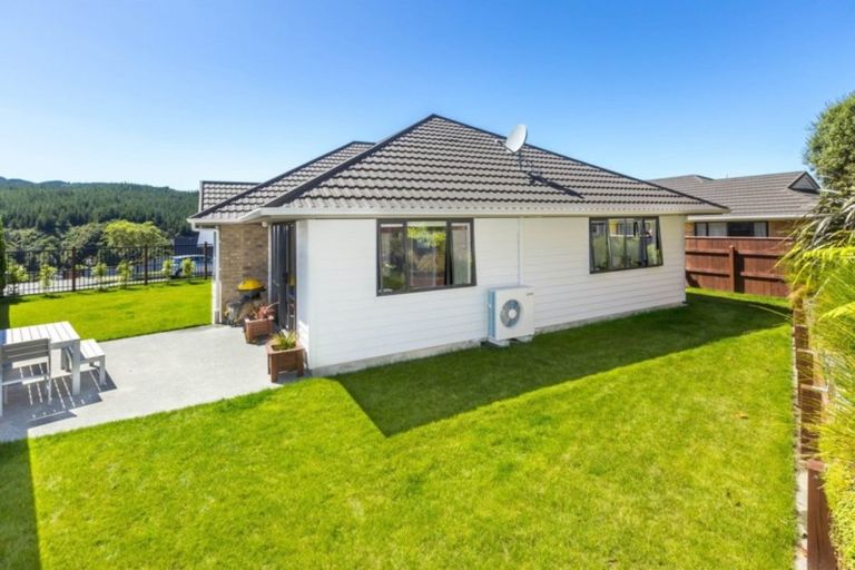 Photo of property in 6 Mcewen Crescent, Riverstone Terraces, Upper Hutt, 5018