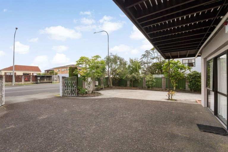 Photo of property in 30 Akoranga Drive, Northcote, Auckland, 0627