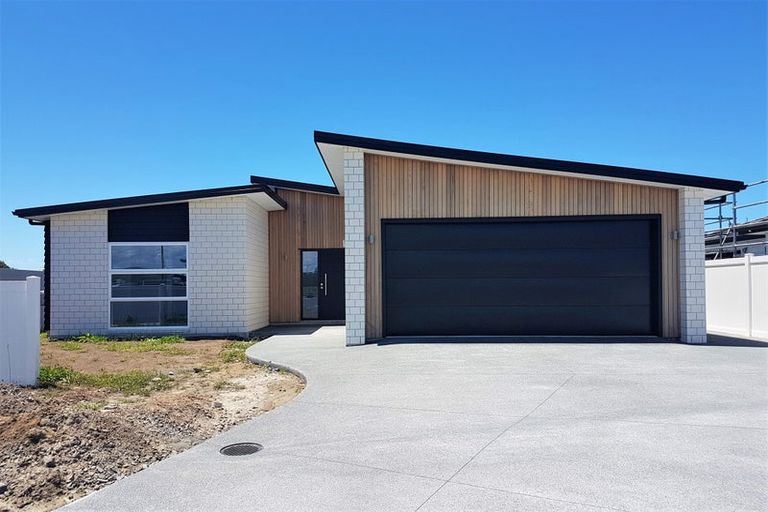 Photo of property in 41 Kaurinui Crescent, One Tree Point, 0118