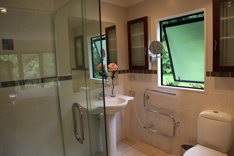 Photo of property in 182b Forest Hill Road, Waiatarua, Auckland, 0612